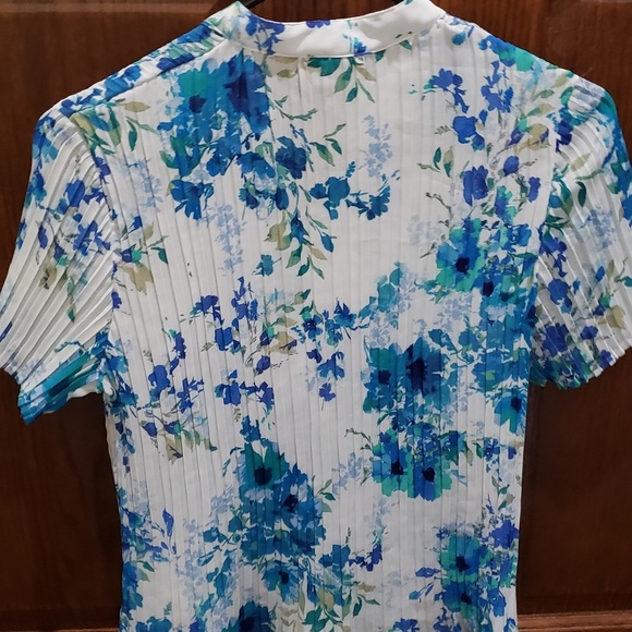 Button up dress shirt - Picture 3 of 4